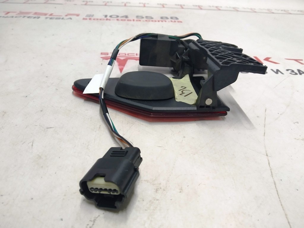 10 Люк порта зарядки с электроприводом Tesla model X S REST 1038548-00-I